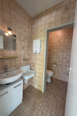 WC mit Waschtisch und Ausgussbecken