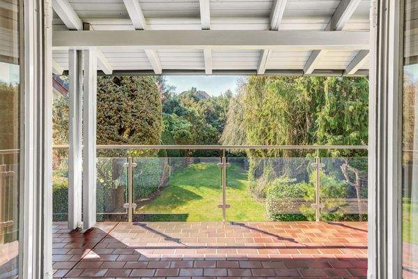 Südbalkon mit herrlichem Blick in den traumhaften Garten