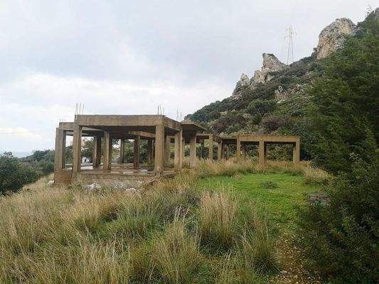 Kreta, Istro: Grundstück mit Rohbau nahe am Meer zu verkaufen