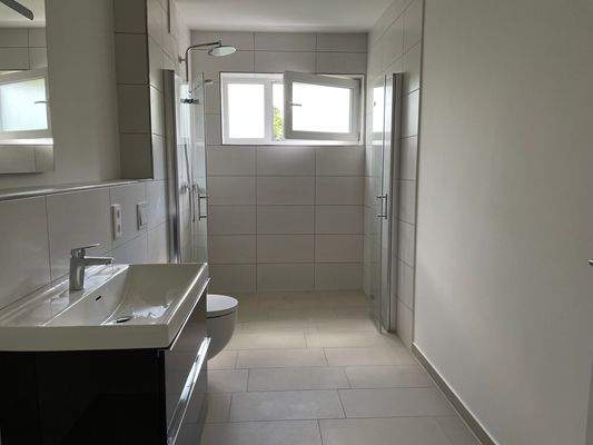 Modernes Badezimmer mit Dusche