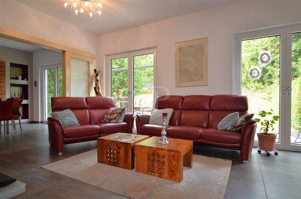 Wohnzimmer mit Blick in Küche und Garten