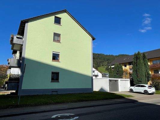 Seitenansicht mit Garagenanlage