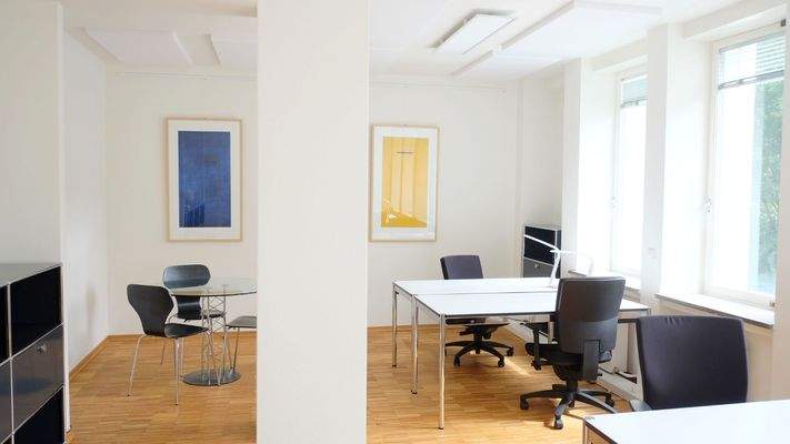 4 Arbeitsplätze und Besprechungstisch