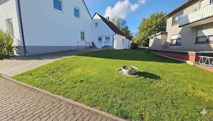 Garten und Parkplätze