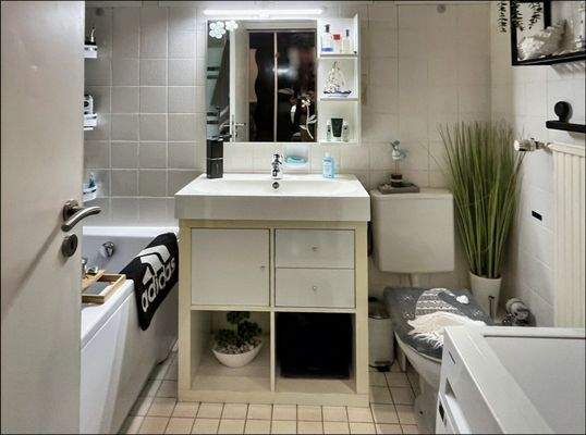 Hell gefliestes Tageslichtbad