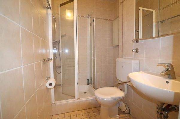 Bad (Bild von einer Vergleichswohnung) 