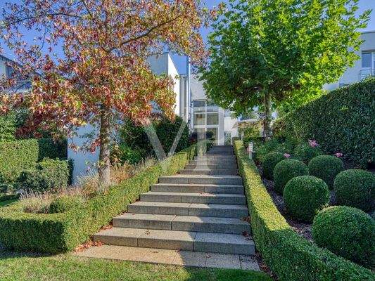 Treppenaufgang vom Garten zur Terrasse