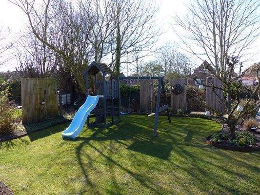 Garten mit Spielanlage