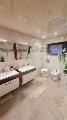 Bad mit WC,Bidet und ebenerdige Dusche (1)