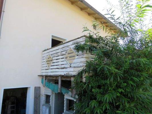 Holzlege mit darüberliegender Ostterrasse 