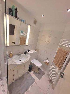 Bad mit begehbarer Dusche.jpg