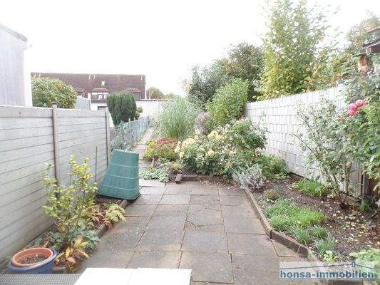 Blick von der Terrasse in den Garten