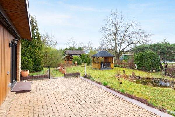 Blick von der Terrasse in den Garten