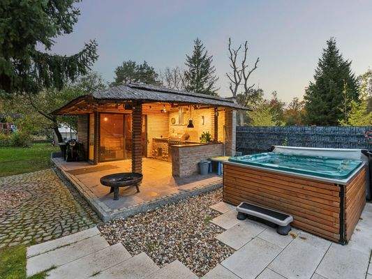 Outdoorküche und Whirlpool