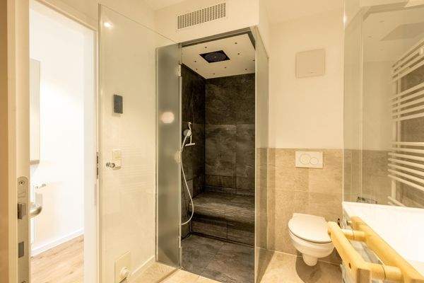 Dusche mit integrierter Dampfsauna