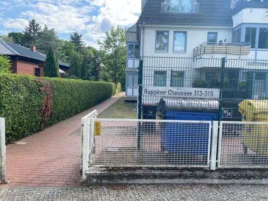 Zuwegung von der Straße aus.JPG