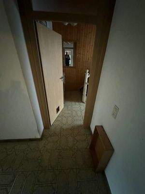 25 OG Blick über Flur ins Treppenhaus