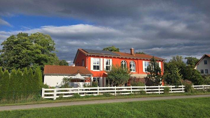 Villa, Blickrichtung vom Feld