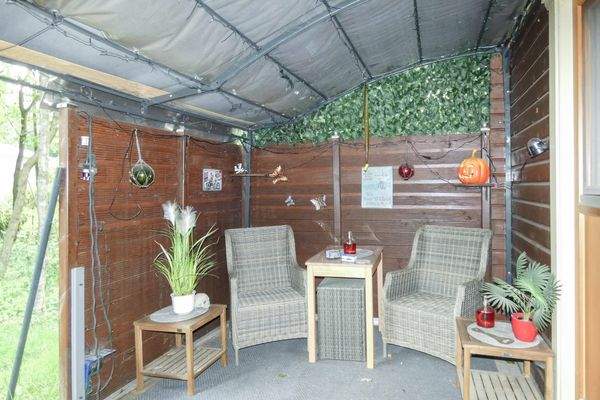 geschützten Frühstücksterrasse