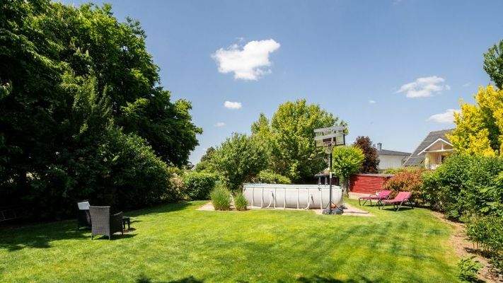 Gartenanlage mit Pool