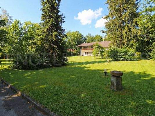 Grundstückseinfahrt, KI-bearbeitet