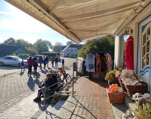 Außenverkaufsfläche und Eingang.jpg