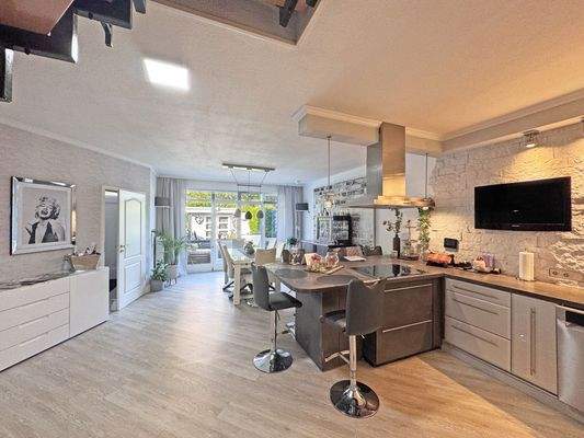 Blick auf den Essbereich und Zugang zum Garten