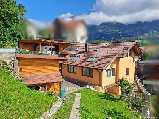 Südöstliche Ansicht mit Blick auf die gesamte Liegenschaft