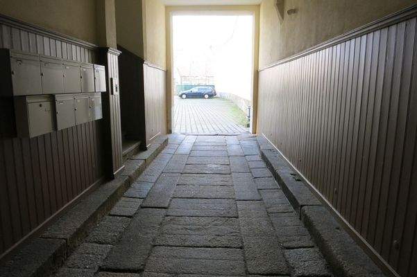 Hof-Zufahrt und Zugang zum Treppenhaus