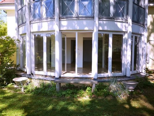 Ansicht der Fensterfront im Wohnzimmer