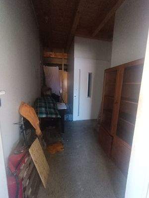 Nebenraum mit Fahrstuhl ins OG