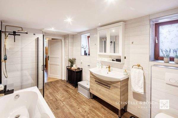 Saniertes Badezimmer mit Dusche und Wanne