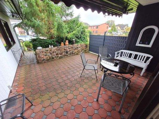 Auf der teilüberdachten Süd-Terrasse