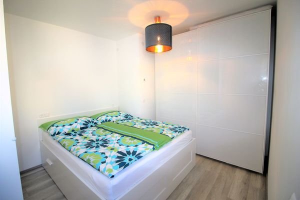 Schlafzimmer mit Bett 160 x 200