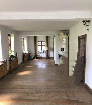 Großer Wohnraum im Haupthaus mit schönem Kachelofen