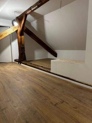 Büro im DG mit Sprechanlage zur Tür