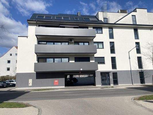 Gebäude, Einfahrt Parkplatz, Eingangsbreich