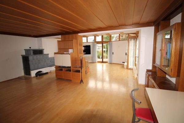 Wohnbereich mit Kamin und Kachelofen