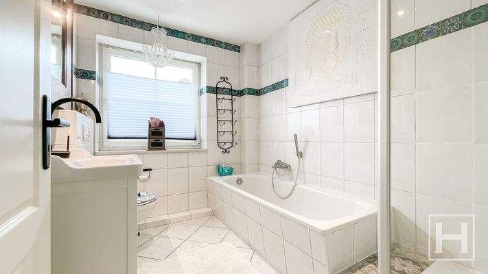 Vollbad, mit Wanne und Dusche