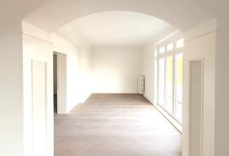 Wohnbereich mit Ausgang zum großen Balkon