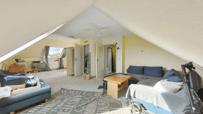 Wohn-und Schlafzimmer im Dachgeschoss