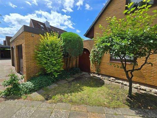 Garage und Durchgang vorne