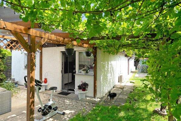 Terrasse und Pergola