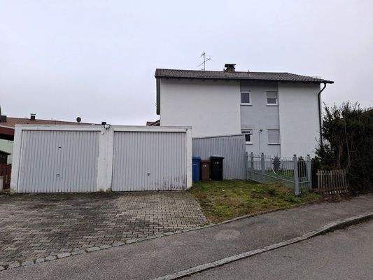 Außenansicht mit Garagen