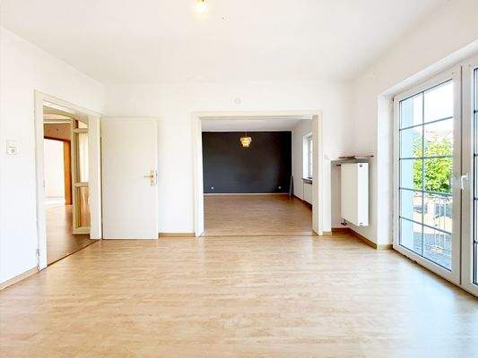 OG: Wohnraum mit Zugang zum Balkon