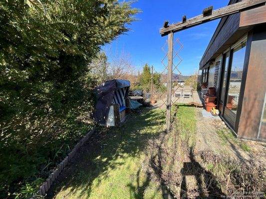 seitlicher Gartenbereich