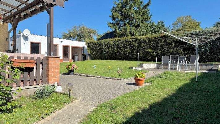 Blick vom Grundstückszugang in den Garten