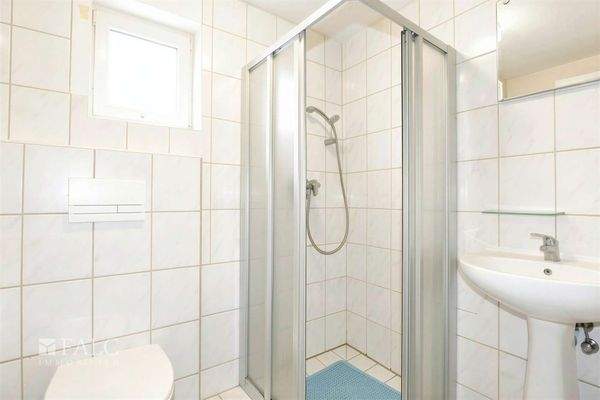 Whg. II Badezimmer - (KI generiert)