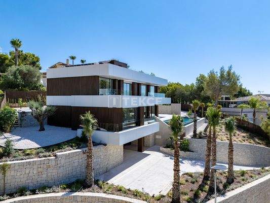 Detached Villa with Pool and Underground Parking in Altea Alicante