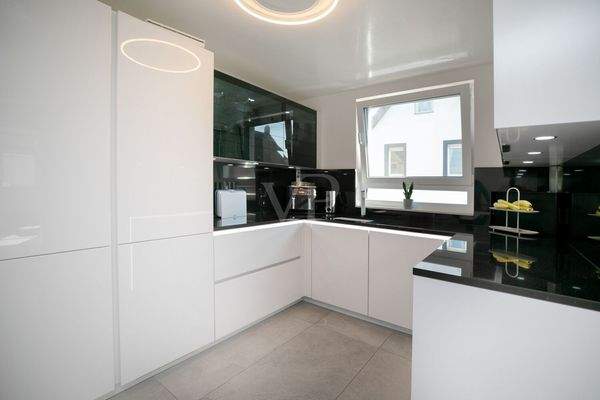 Einbauküche mit Arbeitsflächen aus Granit